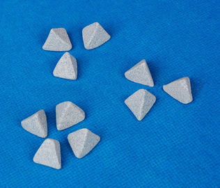 アルミナの陶磁器の高い硬度の磨く研摩剤、2.5 から 2.8 G/CM3 重力